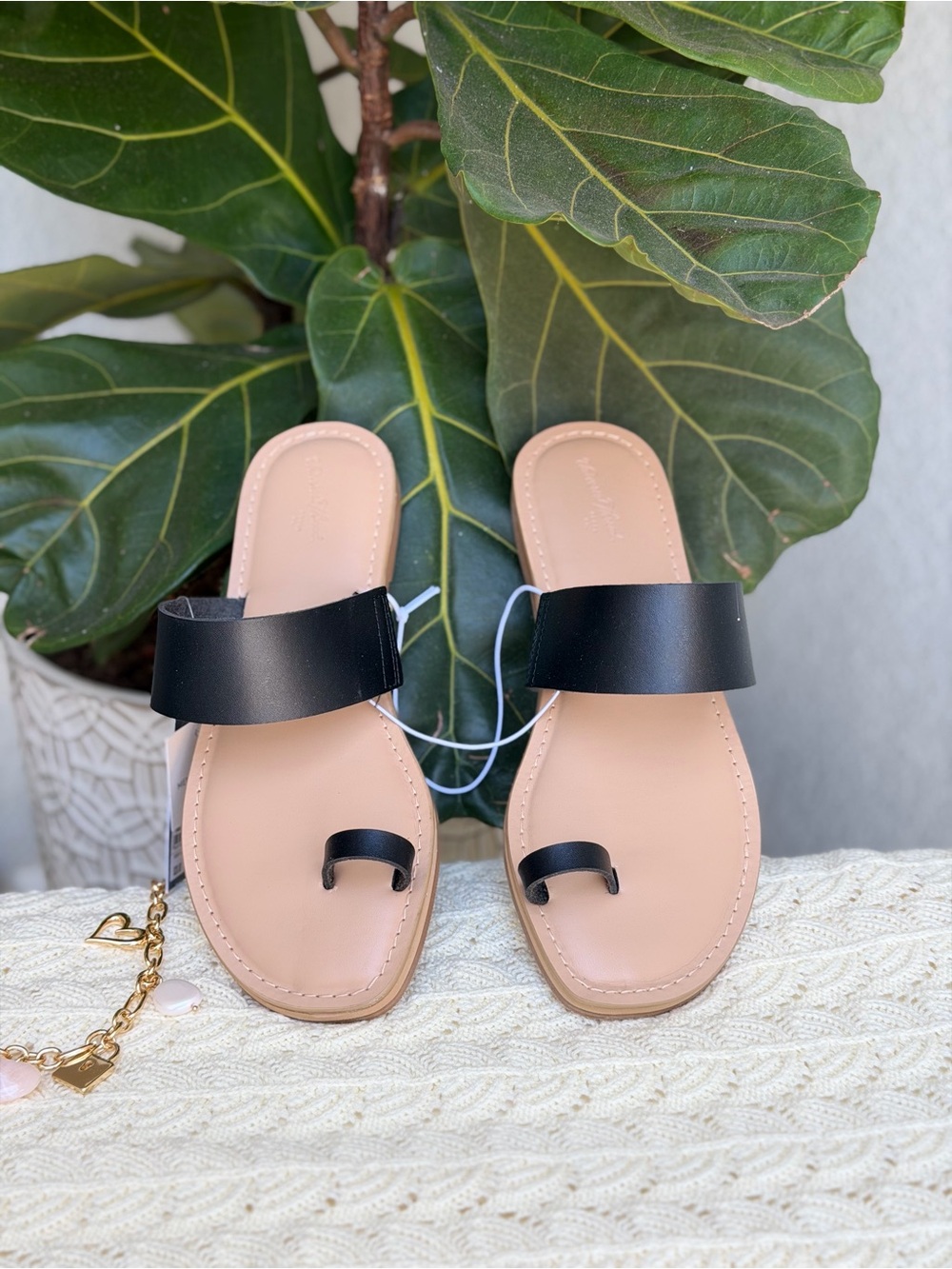 Universal Thread black Slide Toe-Ring Sandals all size 6-to-11